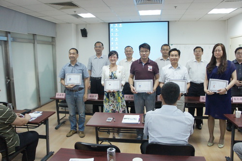 清華大學工商管理研修班2014年班級頒發結業證書合影