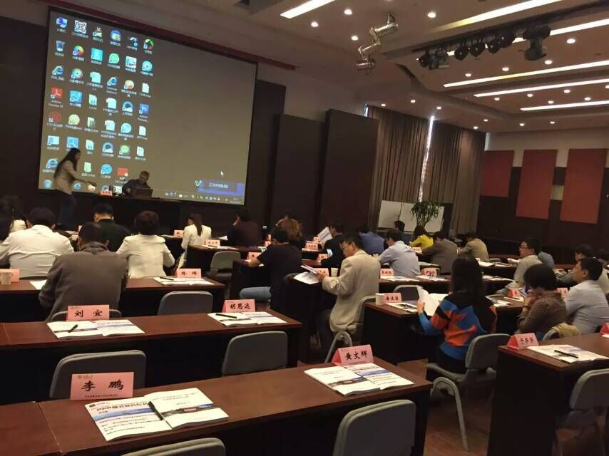 清華大學(xué)PPP模式班學(xué)員們聽老師認(rèn)真講課