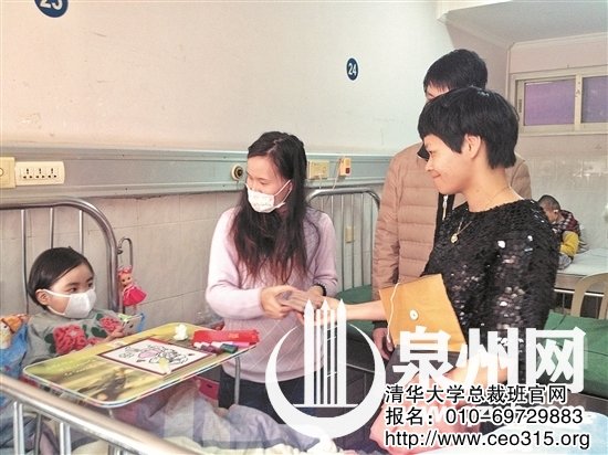 清華大學總裁班的學生代表到醫院為筱雯送上捐款