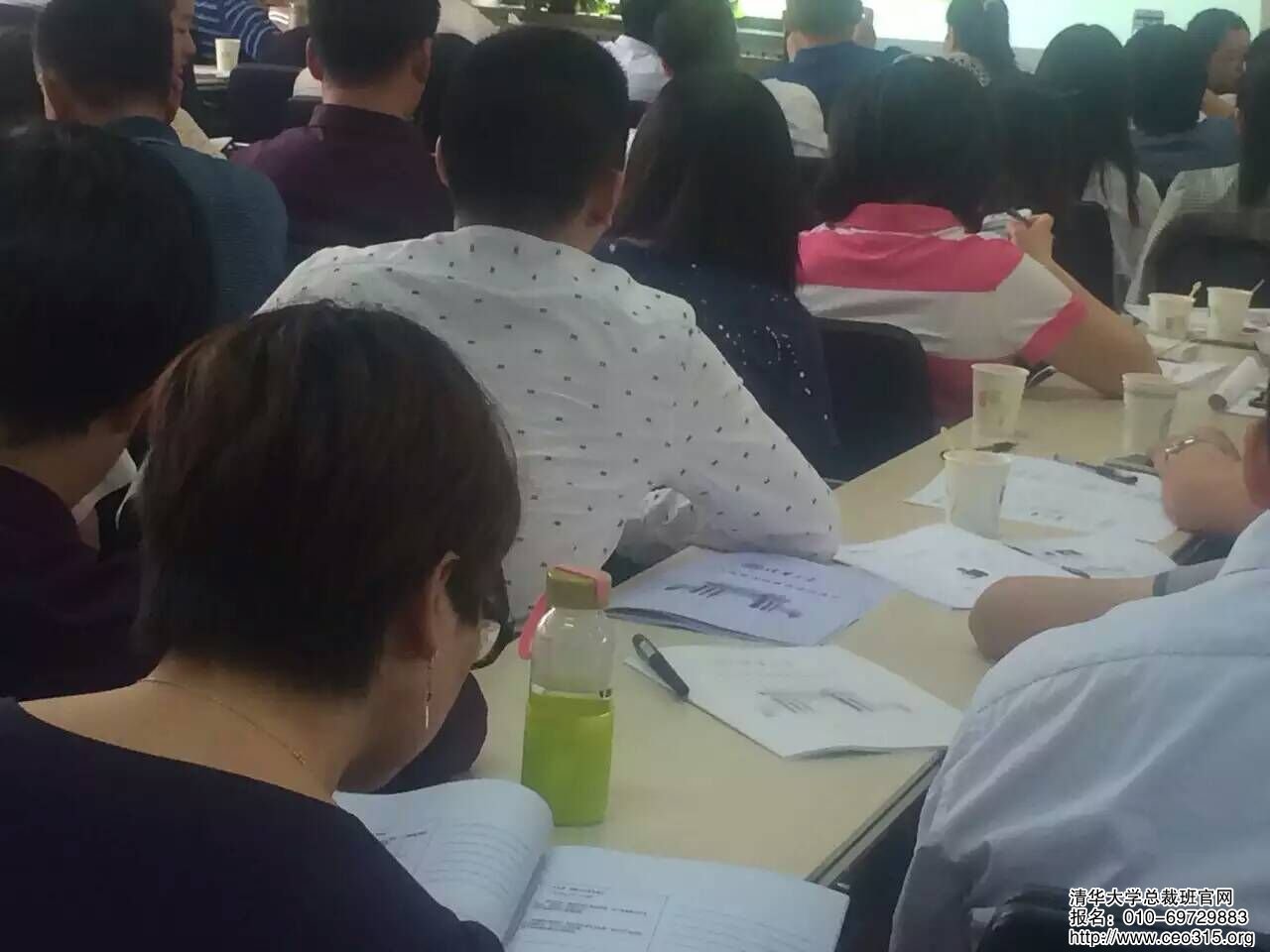 清華建筑總裁班30期同學認真的看課程講義