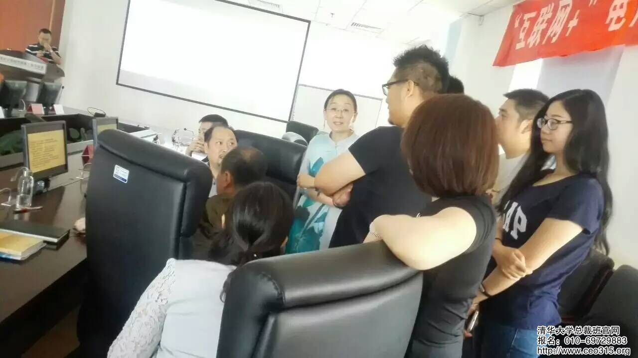 清華互聯(lián)網(wǎng)+電商班同學(xué)們課間向老師請(qǐng)教一些問(wèn)題
